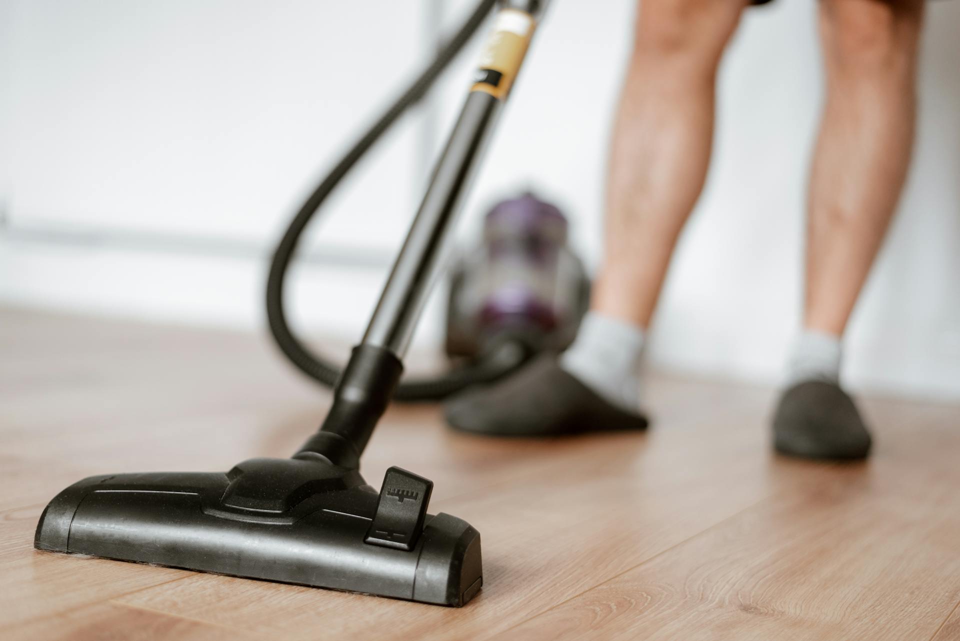 A man vacuum cleaning the floor | Source: Pexels