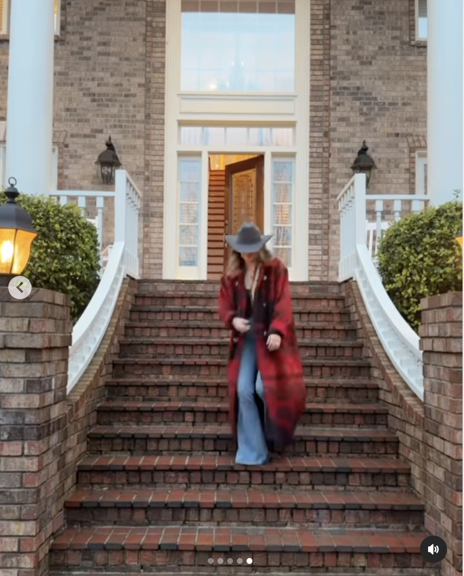 Lainey Wilson is seen walking down the staircase with a limp, in a video dated February 12, 2025 | Source: Source: Instagram/laineywilson | Instagram/devlinhodges