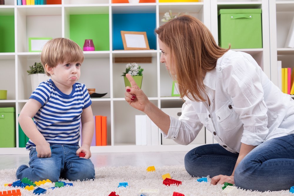 An angry mother scolding a disobedient child. | Photo: Shutterstock