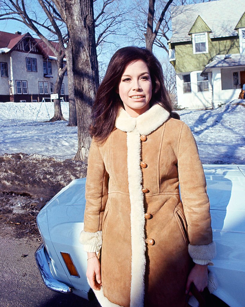 An outdoor image of American producer Mary Tyler Moore in the 1970s | Photo: Getty Images