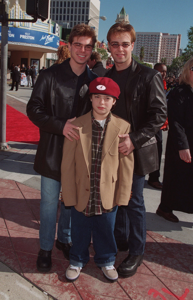 Matthew, Andrew, and Joey Lawrence during the Westwood premiere of "Jack Frost," 1998 | Source: Getty Images