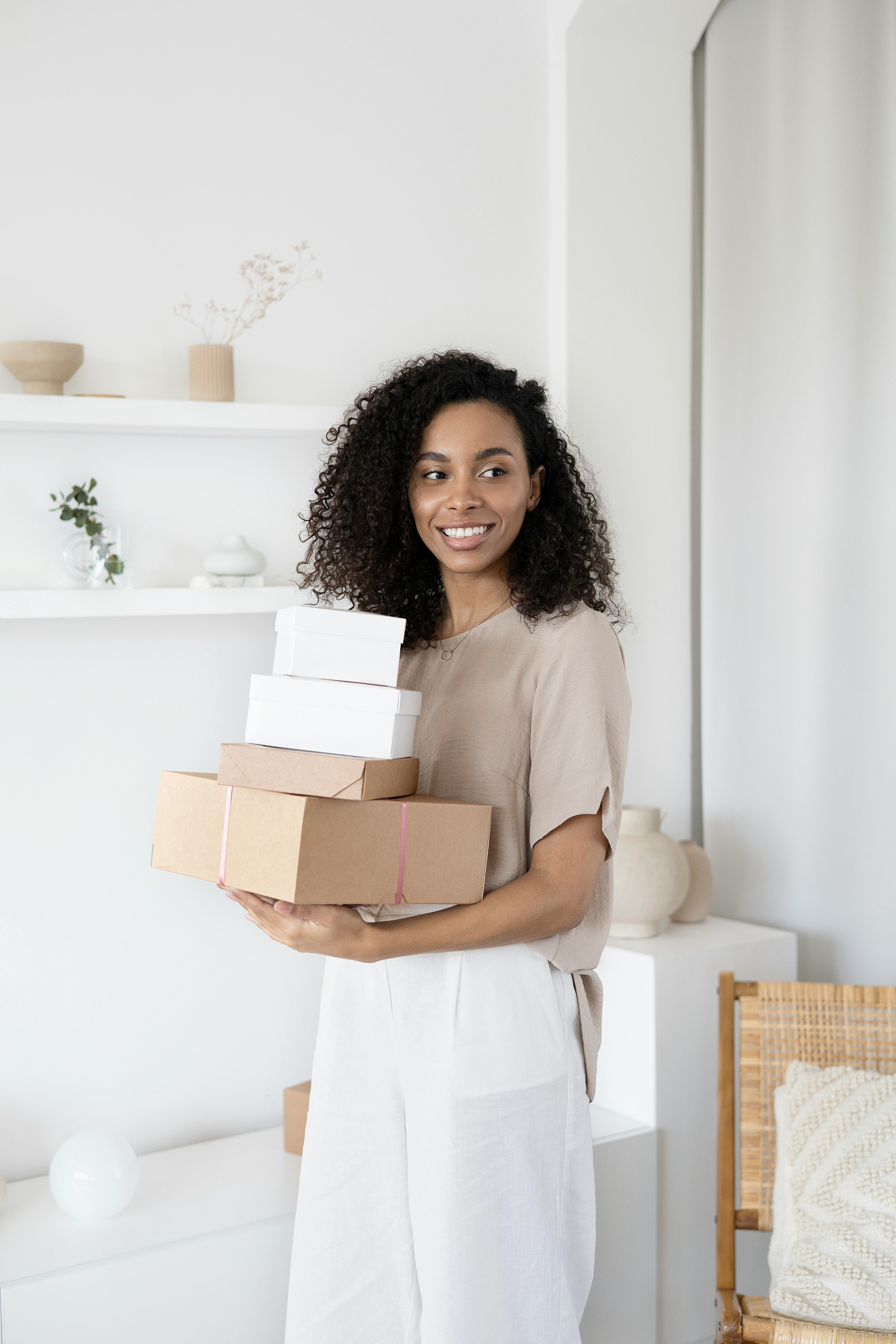 A woman packing boxes | Source: Pexels