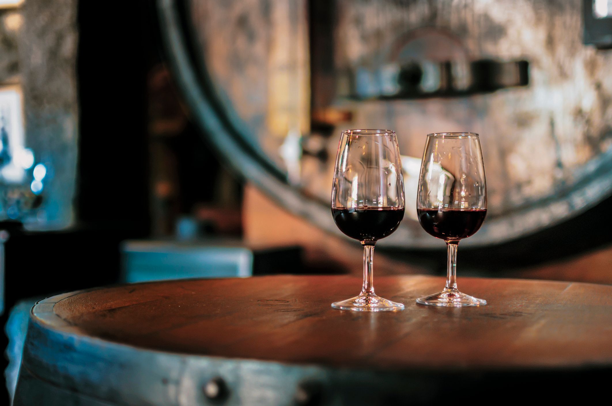 Close-Up Of Alcoholic Drinks Served On Wooden Table In Restaurant. | Foto von: Stock-Fotografie via Getty Images