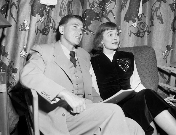 Ronald Reagan and Jane Wyman in Hollywood, California on November 17, 1947. | Photo: Getty Images