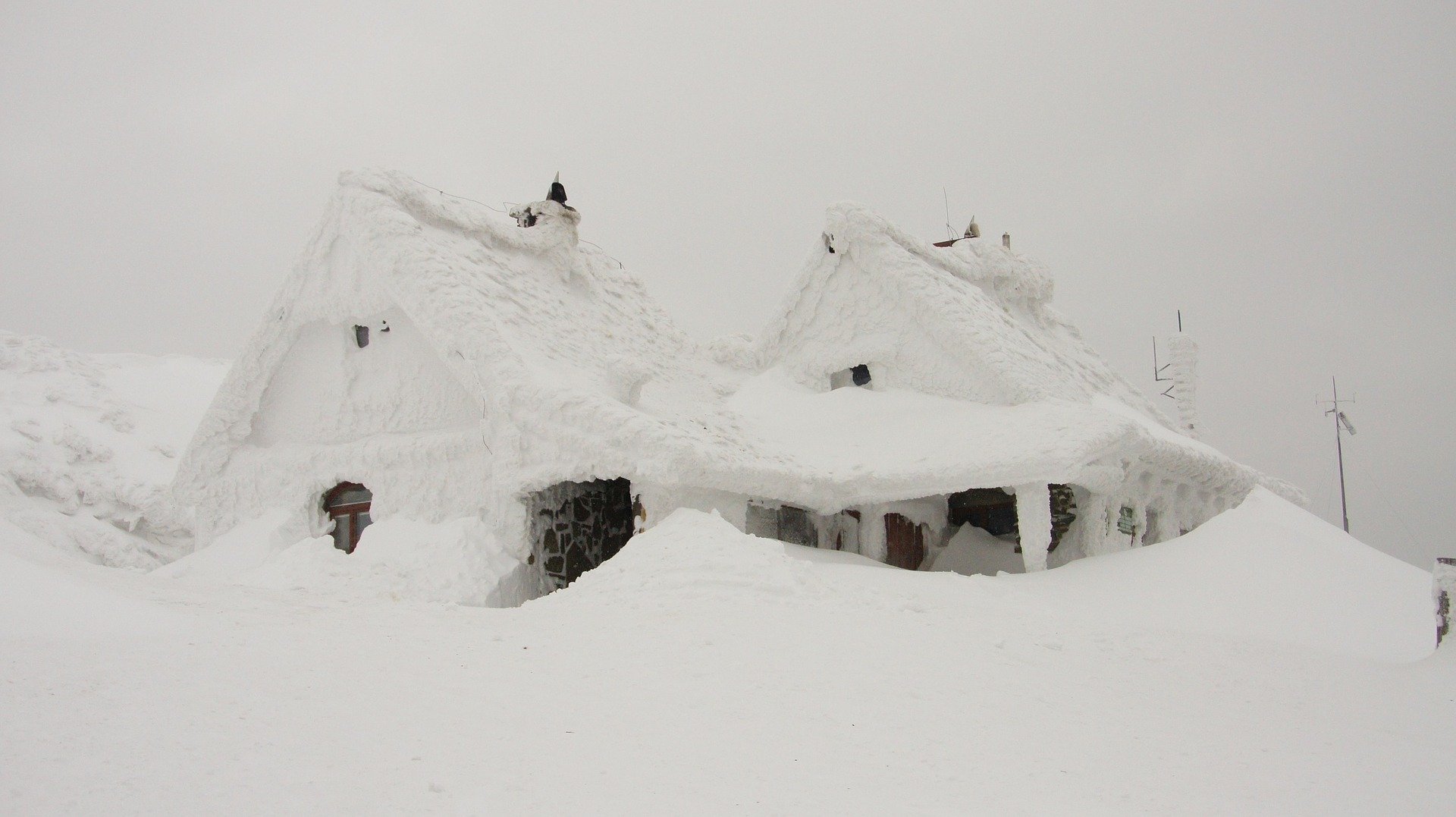 House snow buried by winter storm | Source: Pixabay