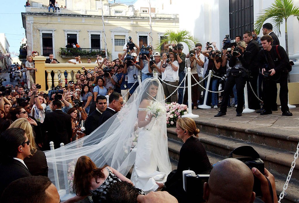 Dayanara Torres llegando a la antigua catedral de San Juan tras su boda católica el 7 de diciembre de 2002 en San Juan, Puerto Rico. | Foto: Getty Images