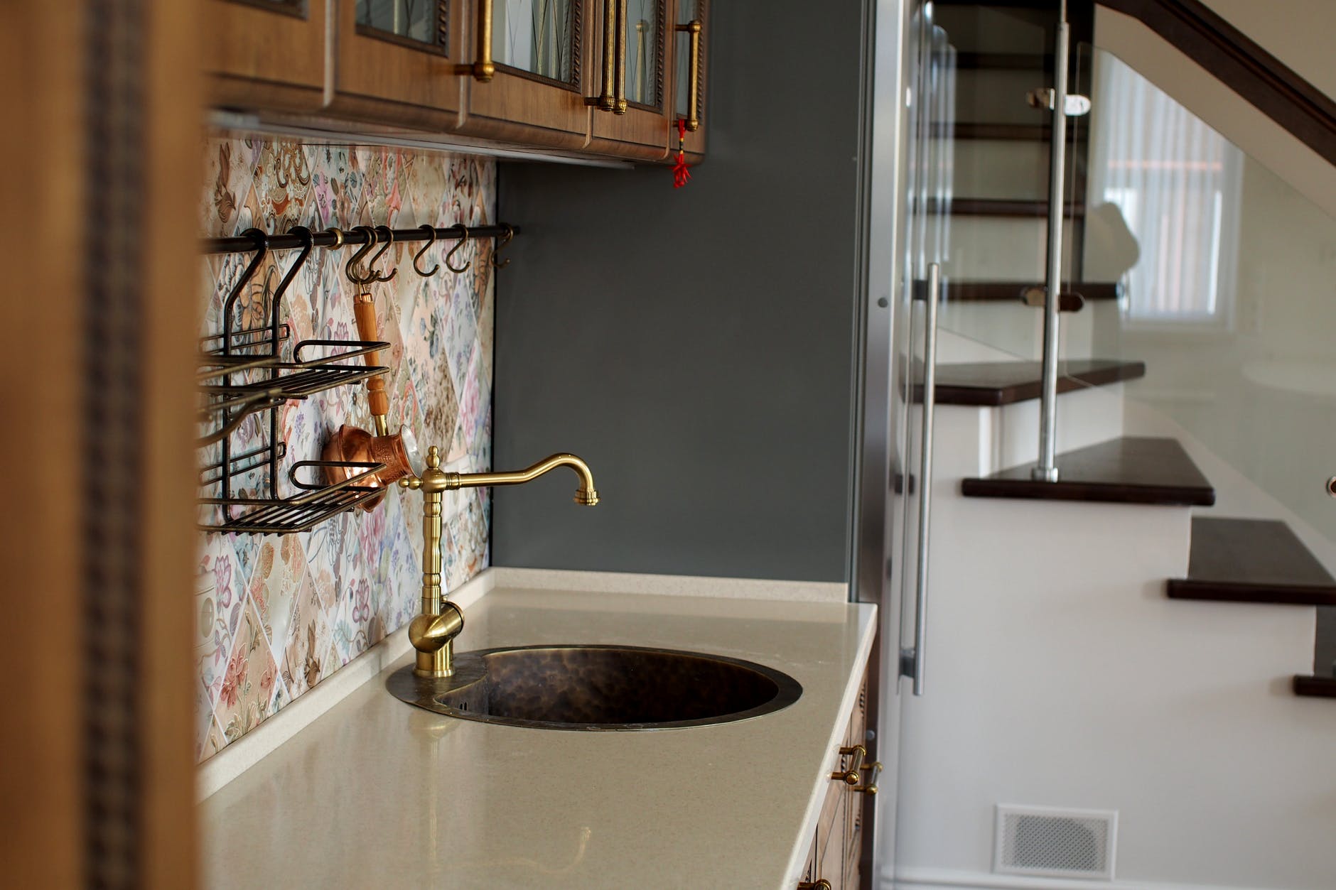 Her kitchen suddenly burst with water.  |  Source: Pexels