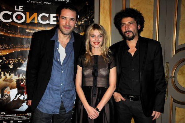 Mélanie Laurent, Nicolas Bedos et Radu Mihaileanu à la soirée de célébration des deux millions de téléspectateurs. |Photo : Getty Images