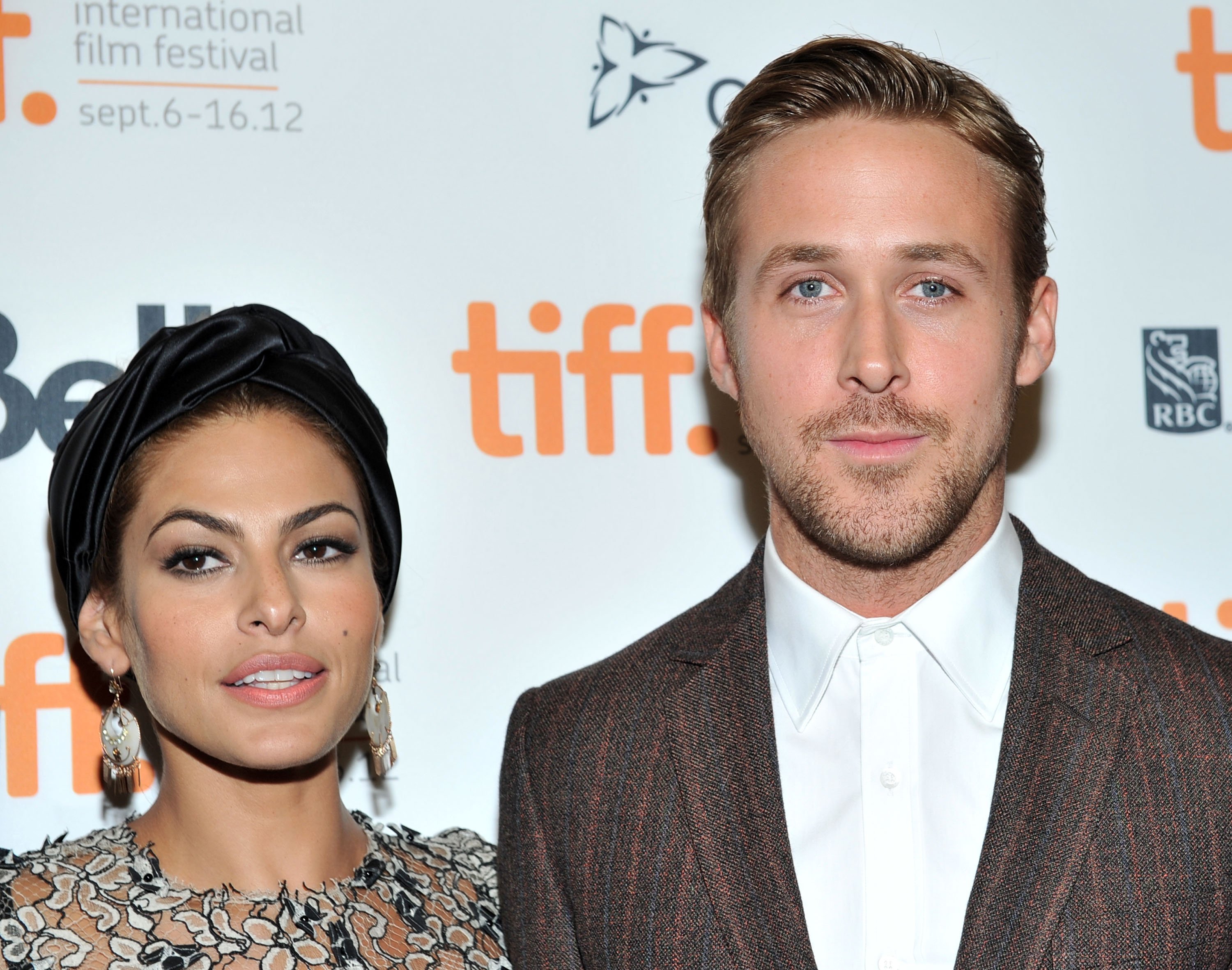 Eva Mendes y Ryan Gosling en el Princess of Wales Theatre el 7 de septiembre de 2012 en Toronto, Canadá. | Foto: Getty Images