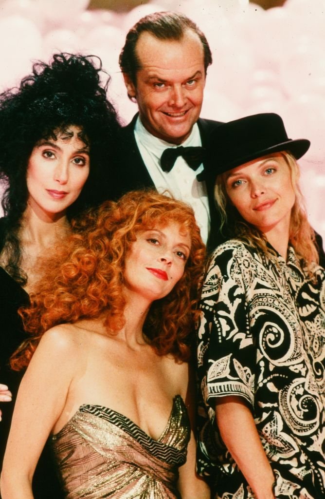 Cher, Jack Nicholson, Michelle Pfeiffer y Susan Sarandon en la película de Warner Bros "Las Brujas de Eastwick". | Foto: Getty Images Cher, Jack Nicholson, Michelle Pfeiffer y Susan Sarandon en la película de Warner Bros "Las Brujas de Eastwick". | Foto: Getty Images