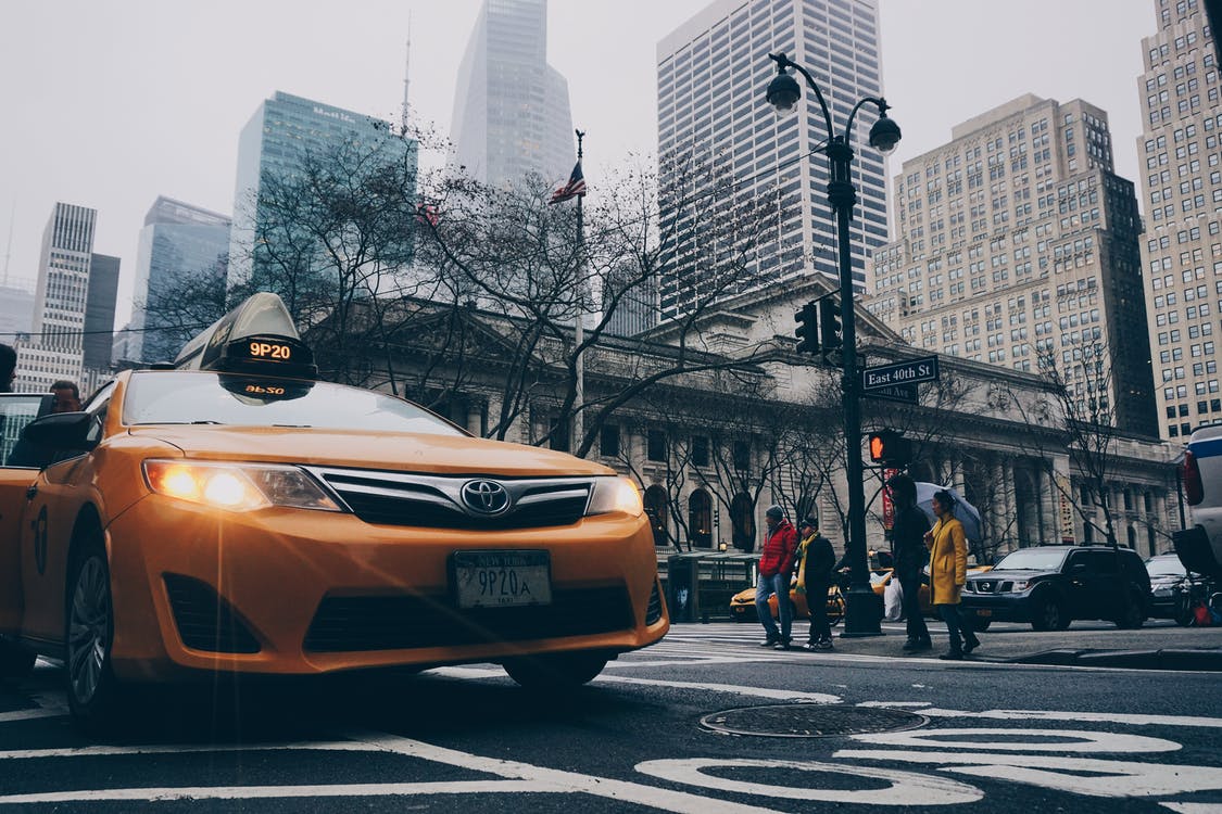Ein Foto von einem Taxi auf der Straße. | Quelle: Pexels
