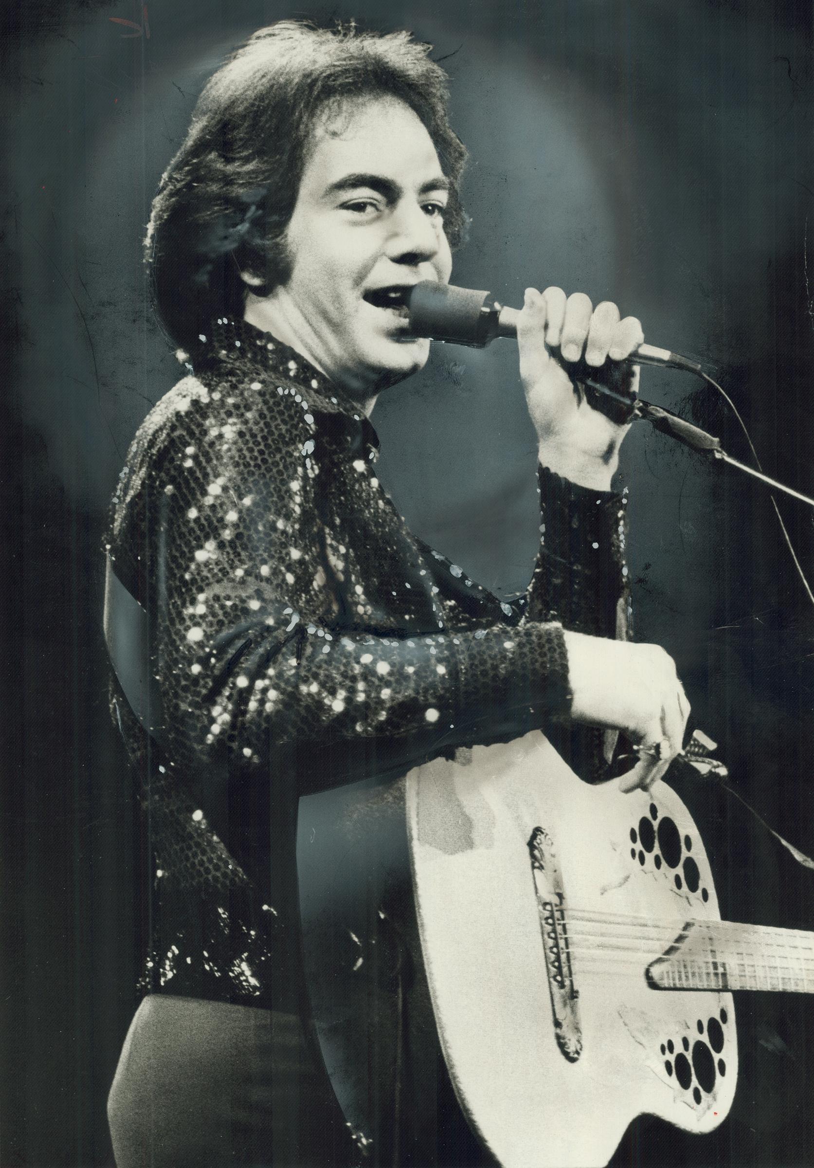 The singer performs on stage on October 22, 1976 | Source: Getty Images