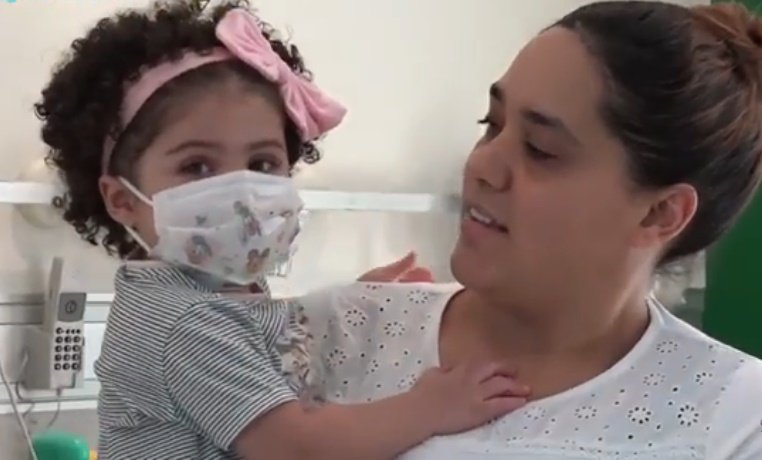 Chloe y su mamá momentos antes de salir del hospital. | Foto: YouTube/Europa Press