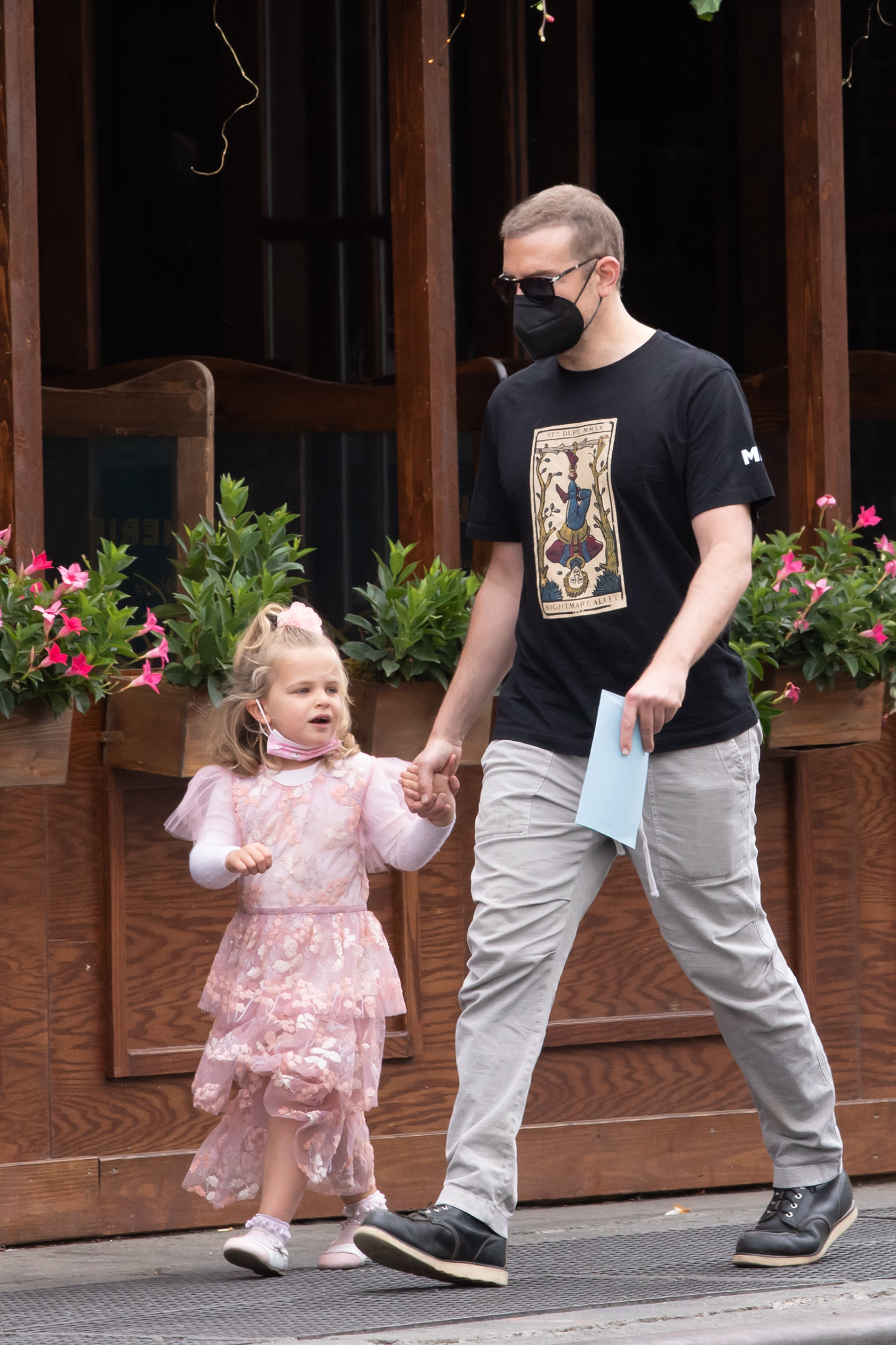 Bradley Cooper is seen out for a walk with his daughter Lea Cooper on May 24, 2021, in New York City, New York. | Source: Getty Images