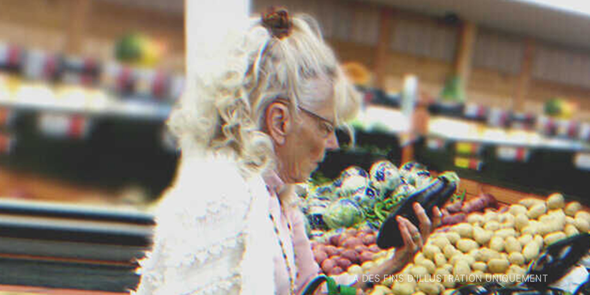 Une pauvre vieille dame qui achète des légumes | Source : Getty Images