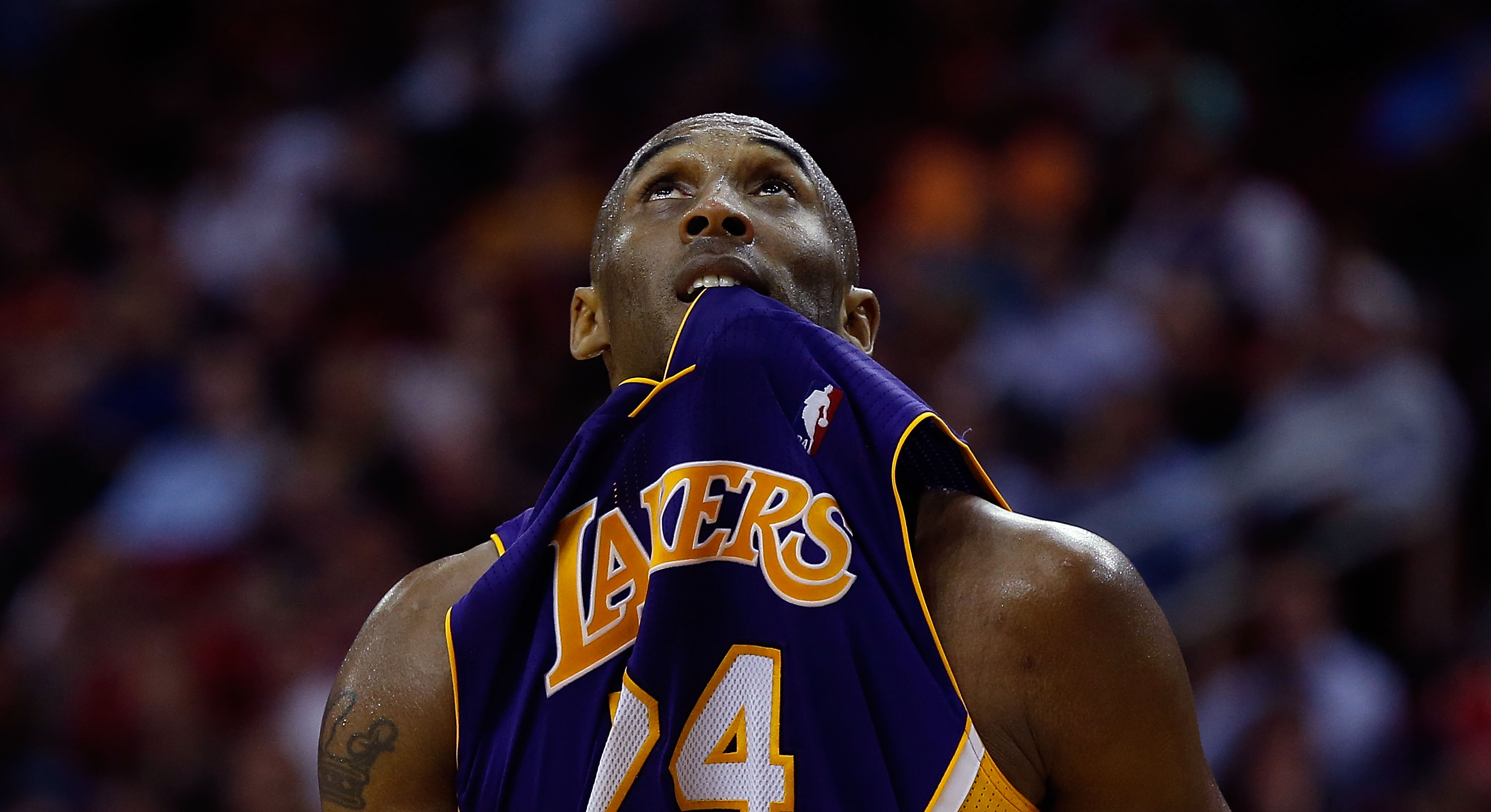 Kobe Bryant looks up at the scoreboard during the game between the Los Angeles Lakers and the Houston Rockets at Toyota Center in Houston, Texas, on January 8, 2013. | Source: Getty Images