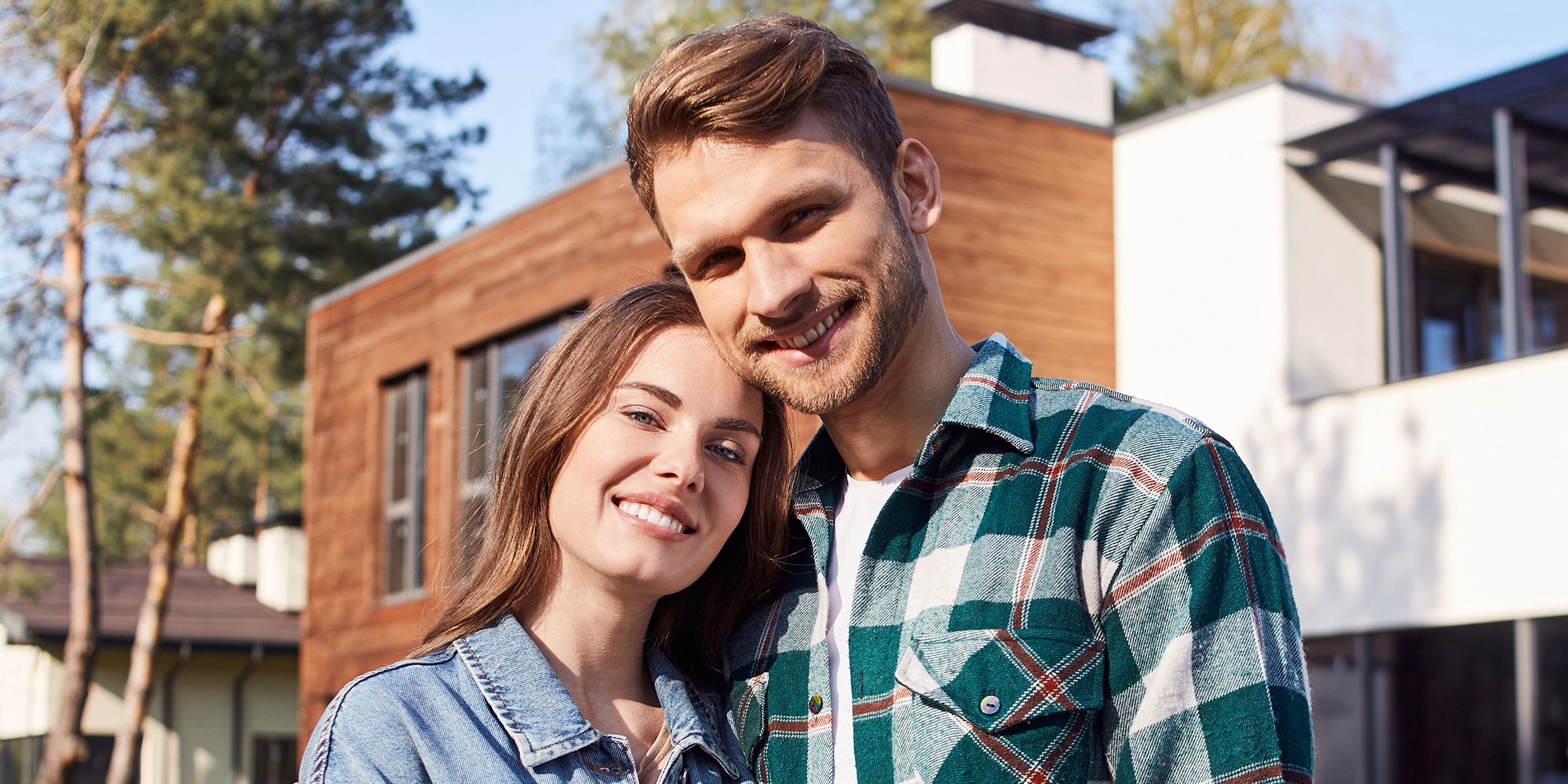 A happy couple in front of their rental house | Source: Shutterstock