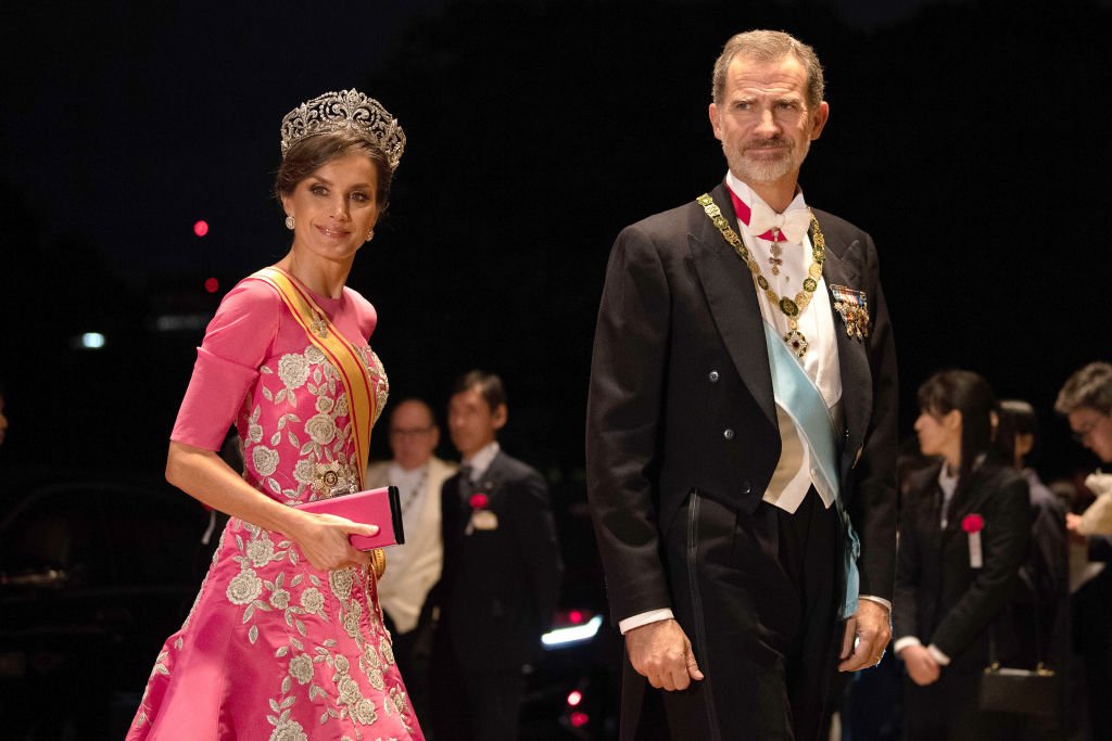 La reina Letizia y el rey Felipe en la cena de gala en honor al emperador Nahurito. | Foto: Getty Images