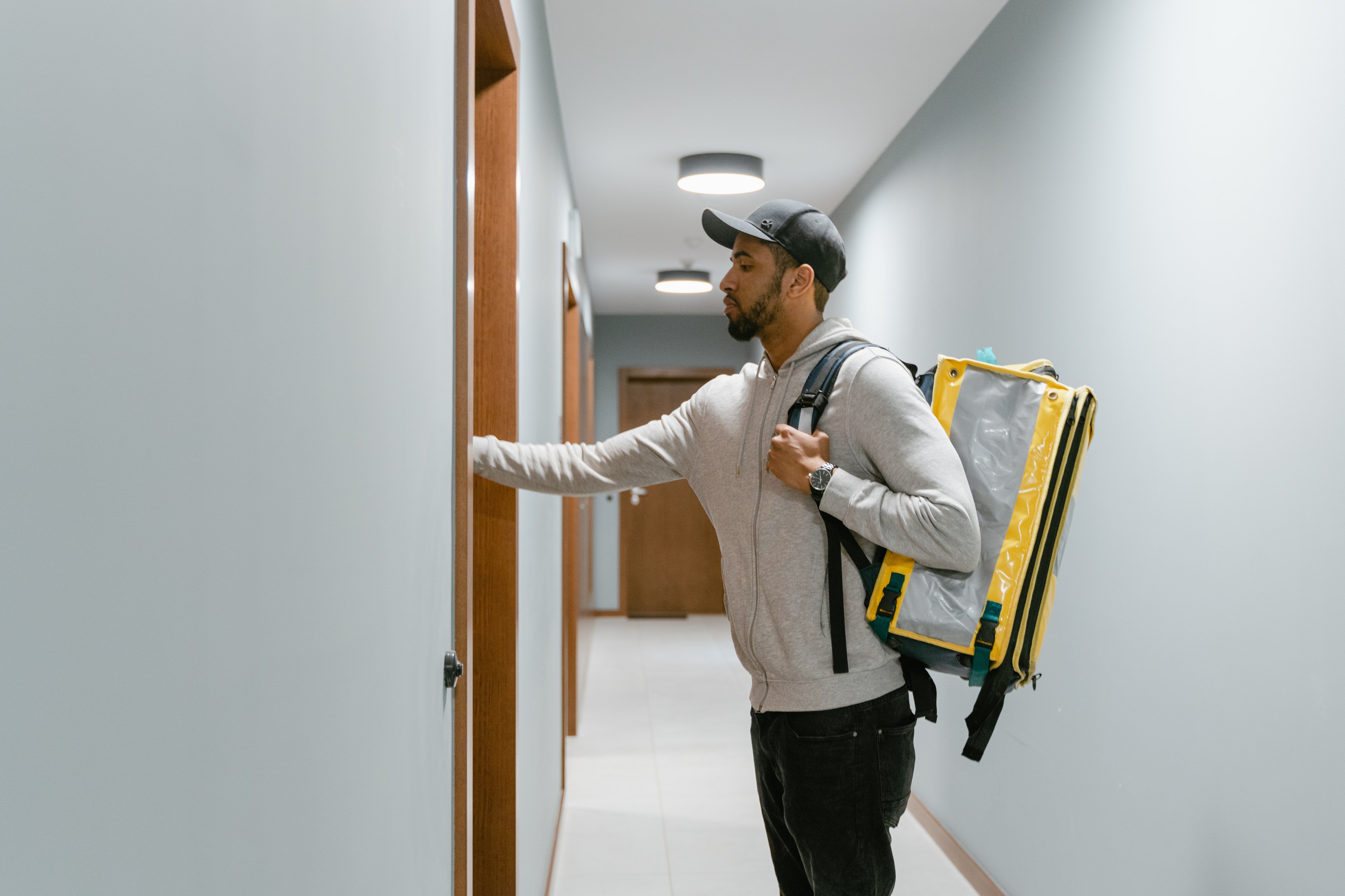 Delivery man knocking on a door | Photo: Pexels