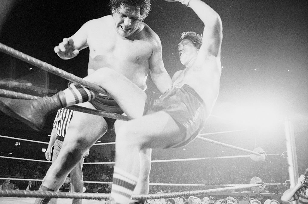 Andre the Giant tossing Chuck Wepner out of ring on June 25, 1976. | Photo: Getty Images