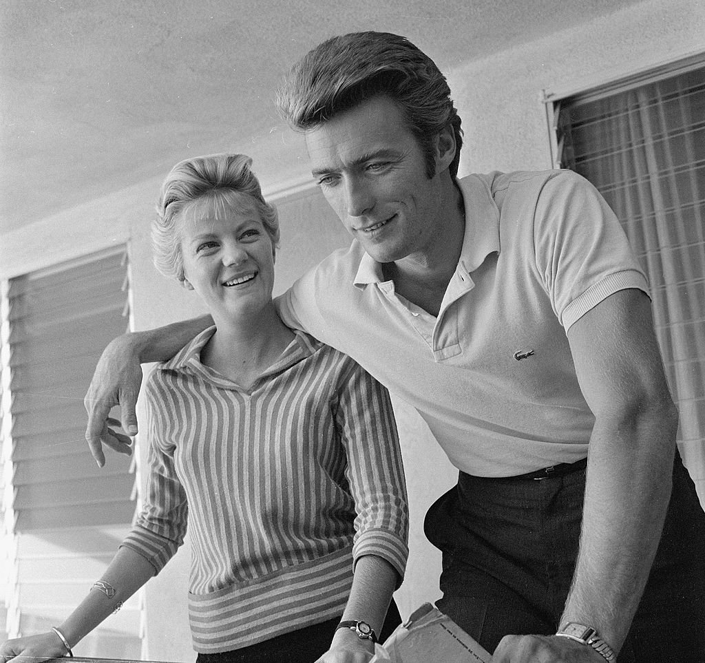 Actor Clint Eastwood at home with his wife, Maggie Johnson, October 1, 1959. | Source: Getty Images