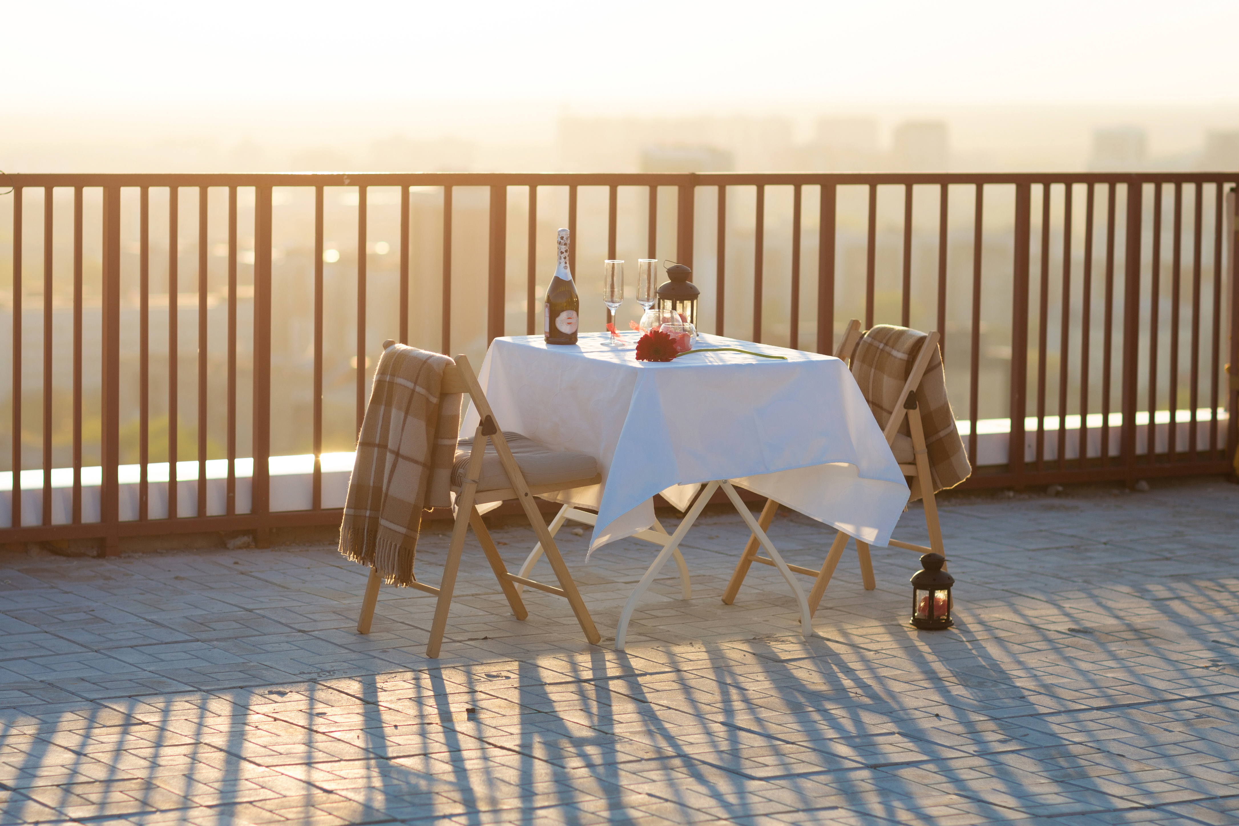 Romantic dinner | Source: Shutterstock