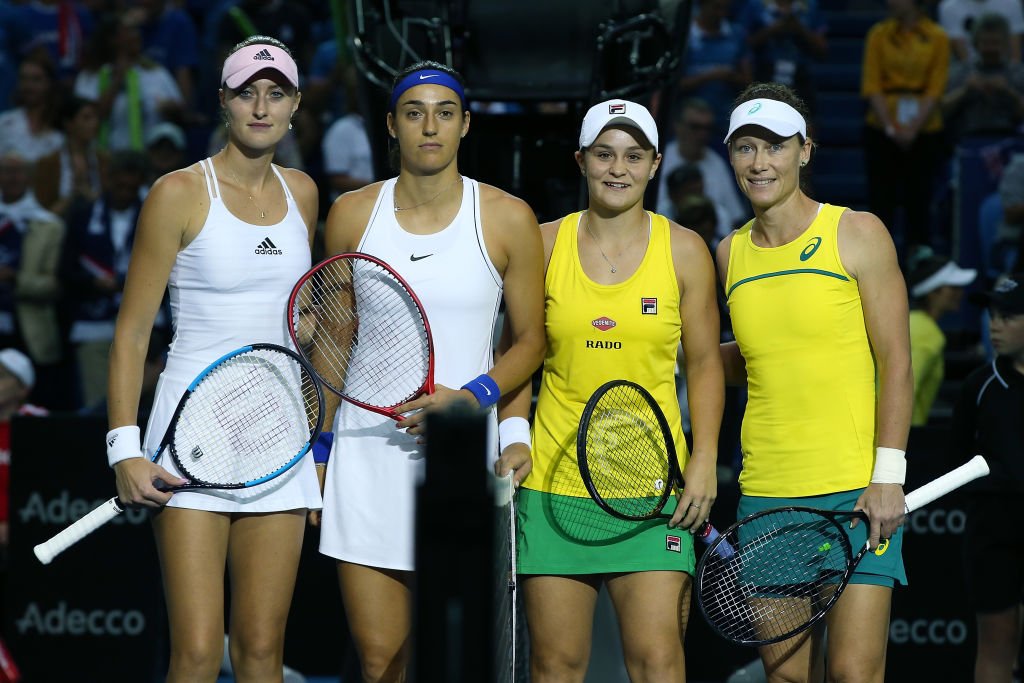 Kristina Mladenovic et Caroline Garcia, de France, posent avec Ash Barty et Sam Stosur, d'Australie, avant le match de double de la finale de la Fed Cup 2019 au RAC Arena le 10 novembre 2019 à Perth, Australie. | Photo : Getty Images