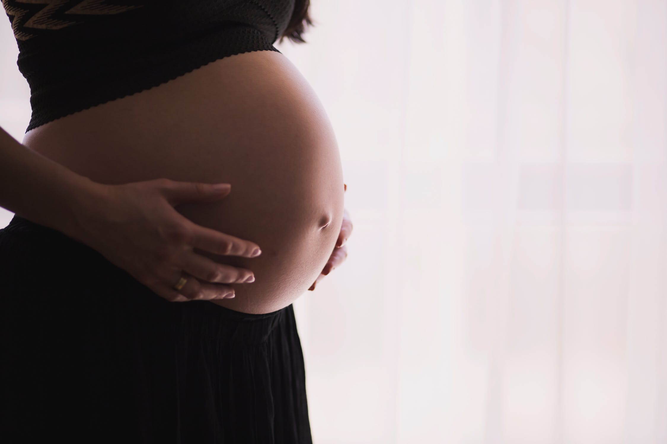Mujer embarazada posando. | Imagen: Pexels