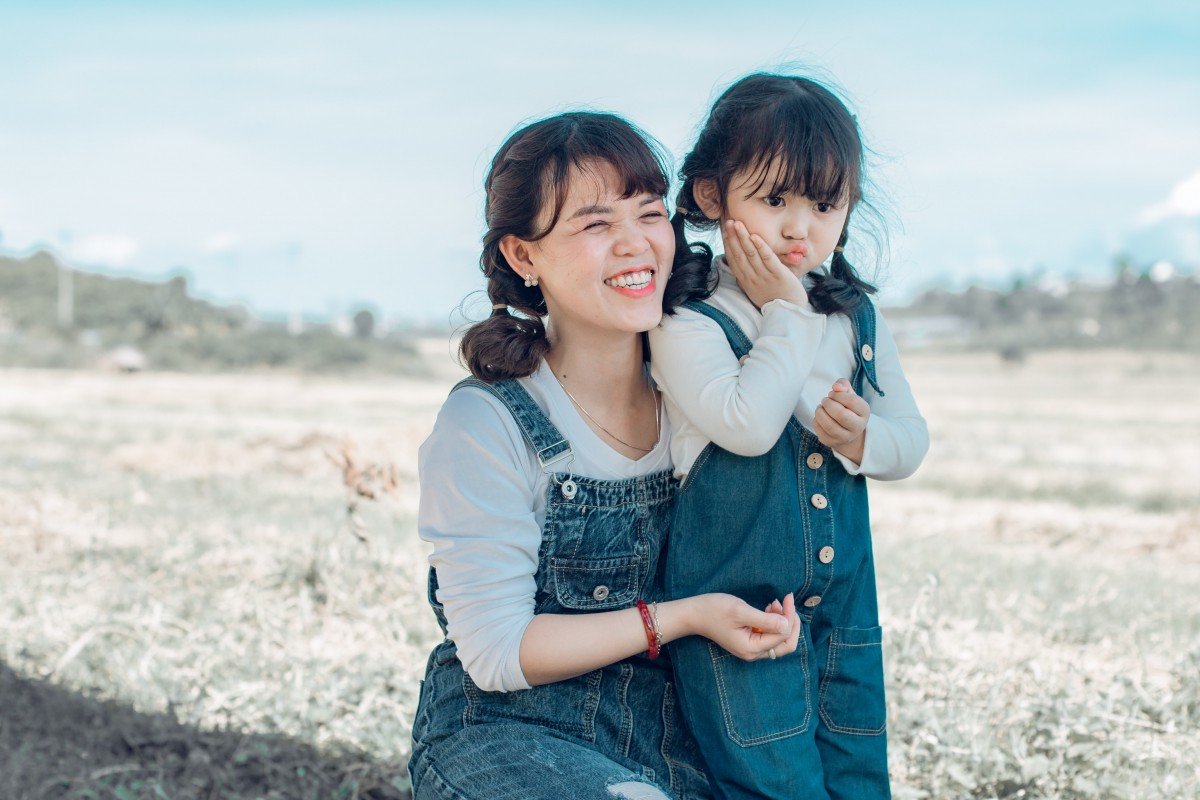 Une mère et sa fille qui admirent le paysage. | Image : PxHere