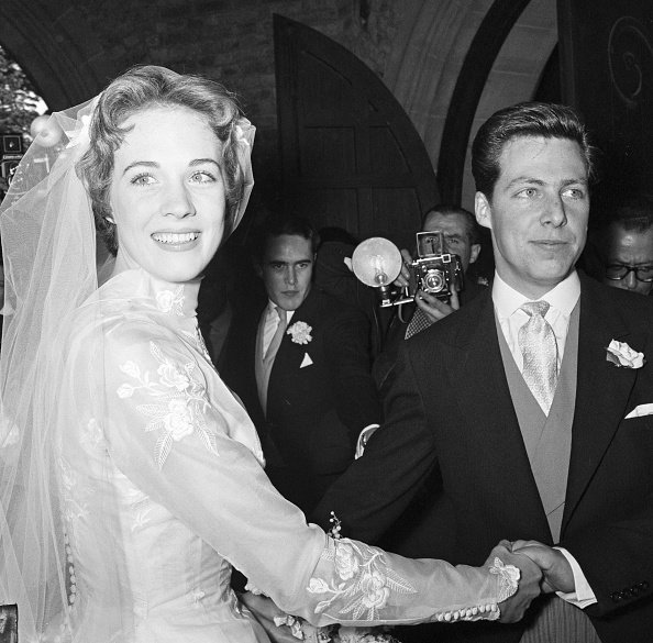 The wedding of Julie Andrews and Tony Walton at St Mary Oatlands Church, Weybridge, Surrey, on May 10, 1959. | Photo: Getty Images