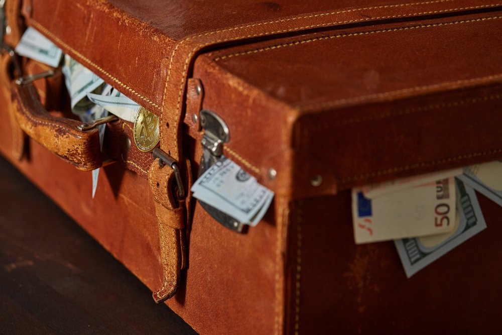 Vieja maleta llena de dinero. | Foto: Shutterstock