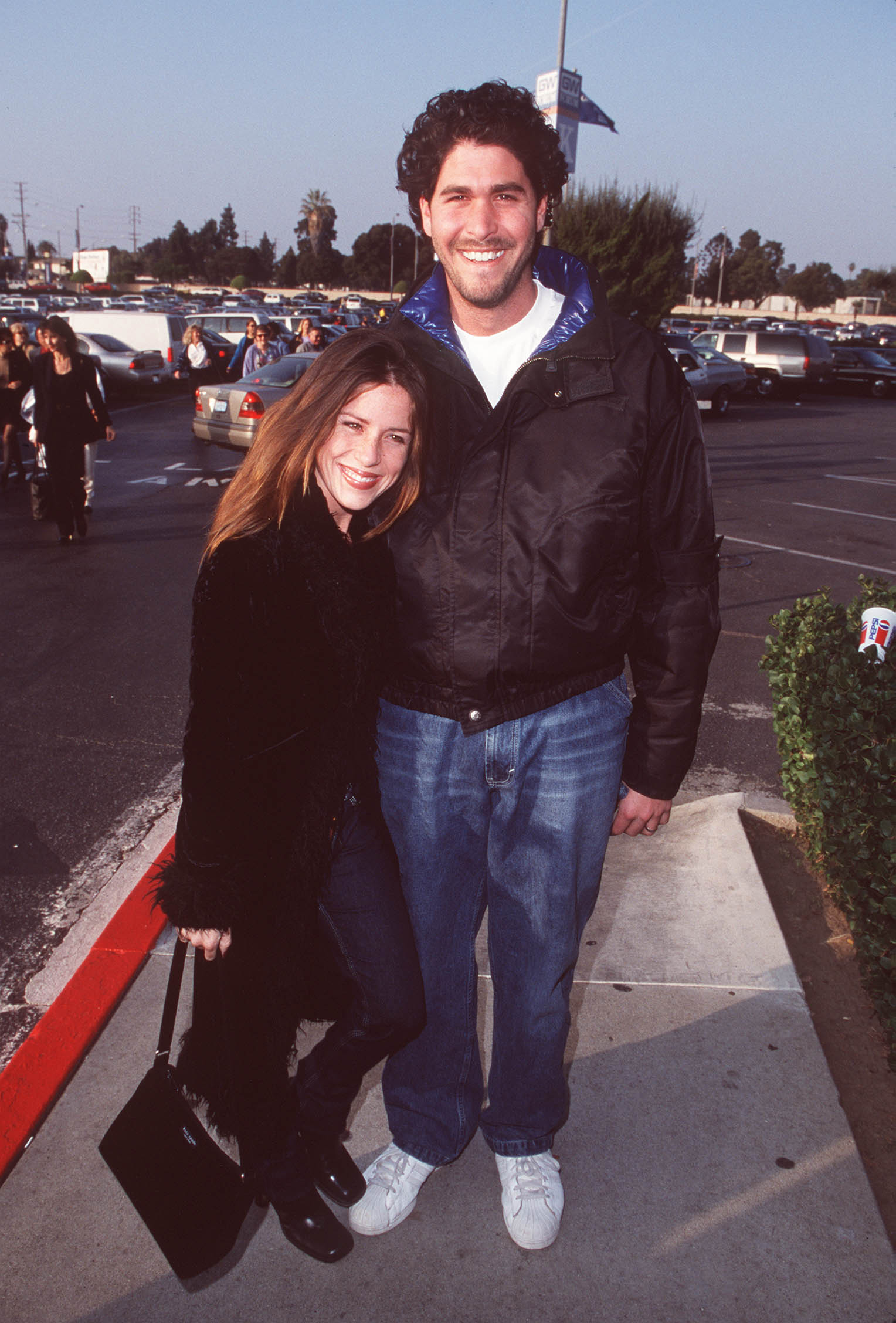 The actress and Jason Goldberg photographed on January 17, 1999, in Los Angeles, California. | Source: Getty Images