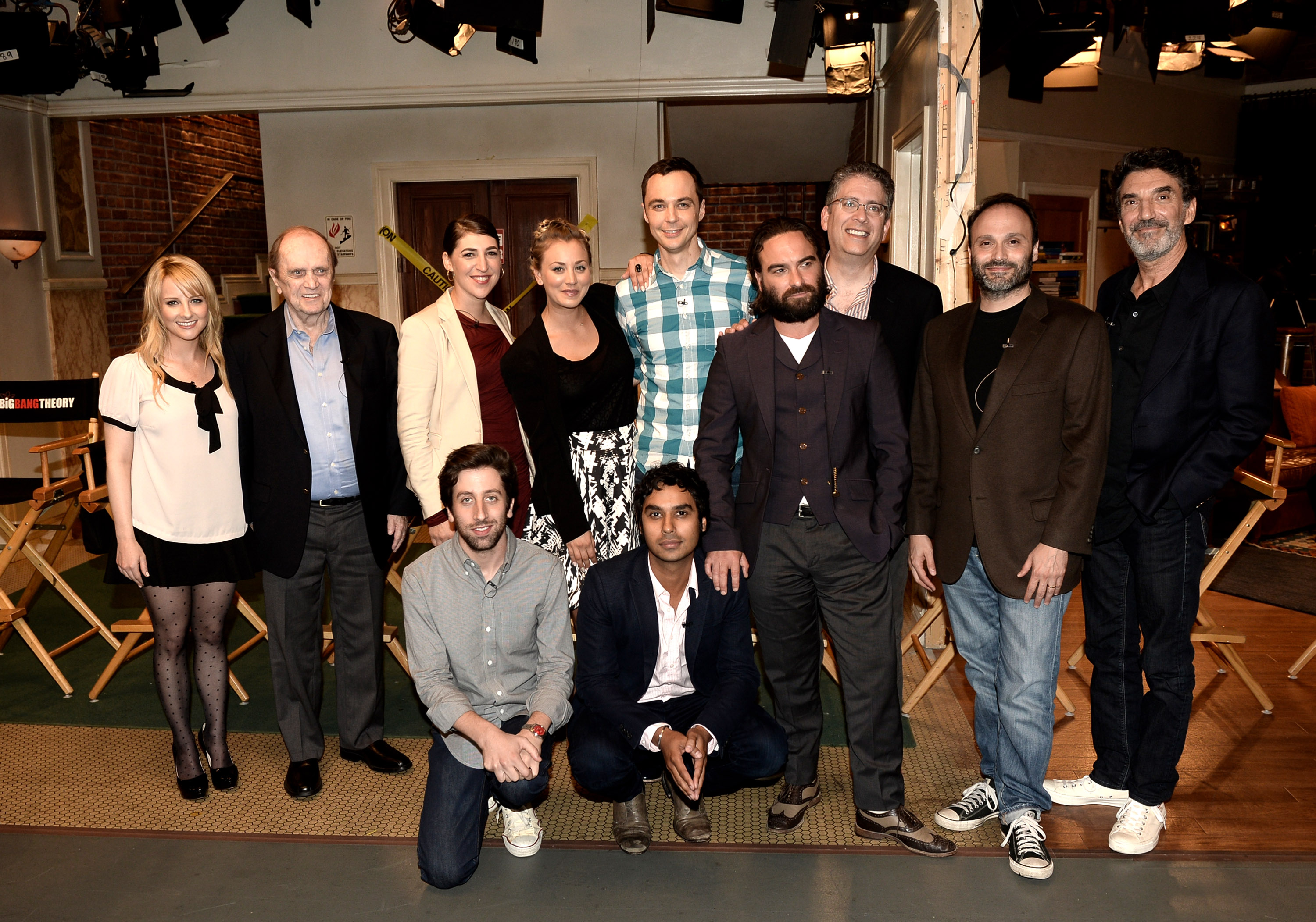 Bob Newhart with (front) Simon Helberg and Kunal Nayyar, (rear) Melissa Rauch, Mayim Bialik, Kaley Cuoco, Jim Parsons, Johnny Galecki and executive producers Steve Molaro, Bill Prady and Chuck Lorre on the set of "The Big Bang Theory" at Warner Bros. Studios on August 15, 2013 | Source: Getty Images