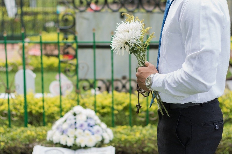 Hombre con flores en el cementerio | Foto: Max Pixel Hombre con flores en el cementerio | Foto: Max Pixel