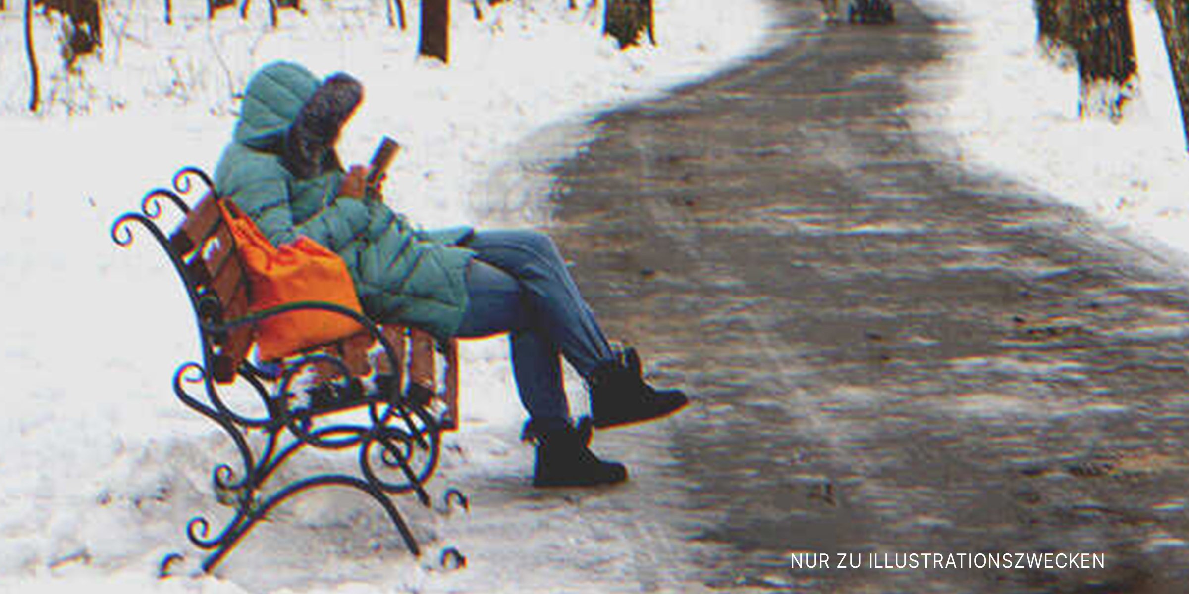 Ein Mädchen sitzt auf einer Bank im Schnee | Quelle: Shutterstock