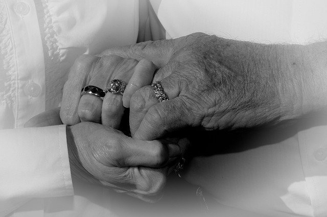 Un couple des personnes âgées se tenant la main | Photo: Flickr