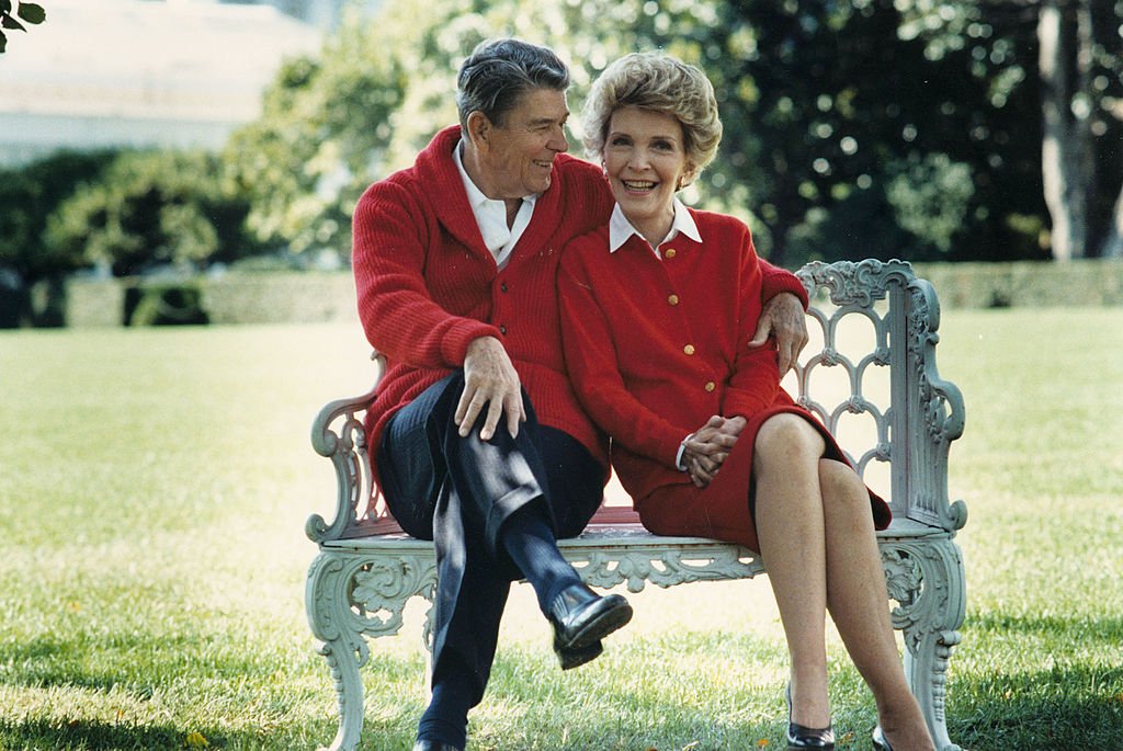 L'ancien président américain Ronald Reagan et la première dame Nancy Reagan partagent un moment sur cette photo d'archive non datée. Reagan aura 93 ans le 6 février 2004. | Source : Getty Images
