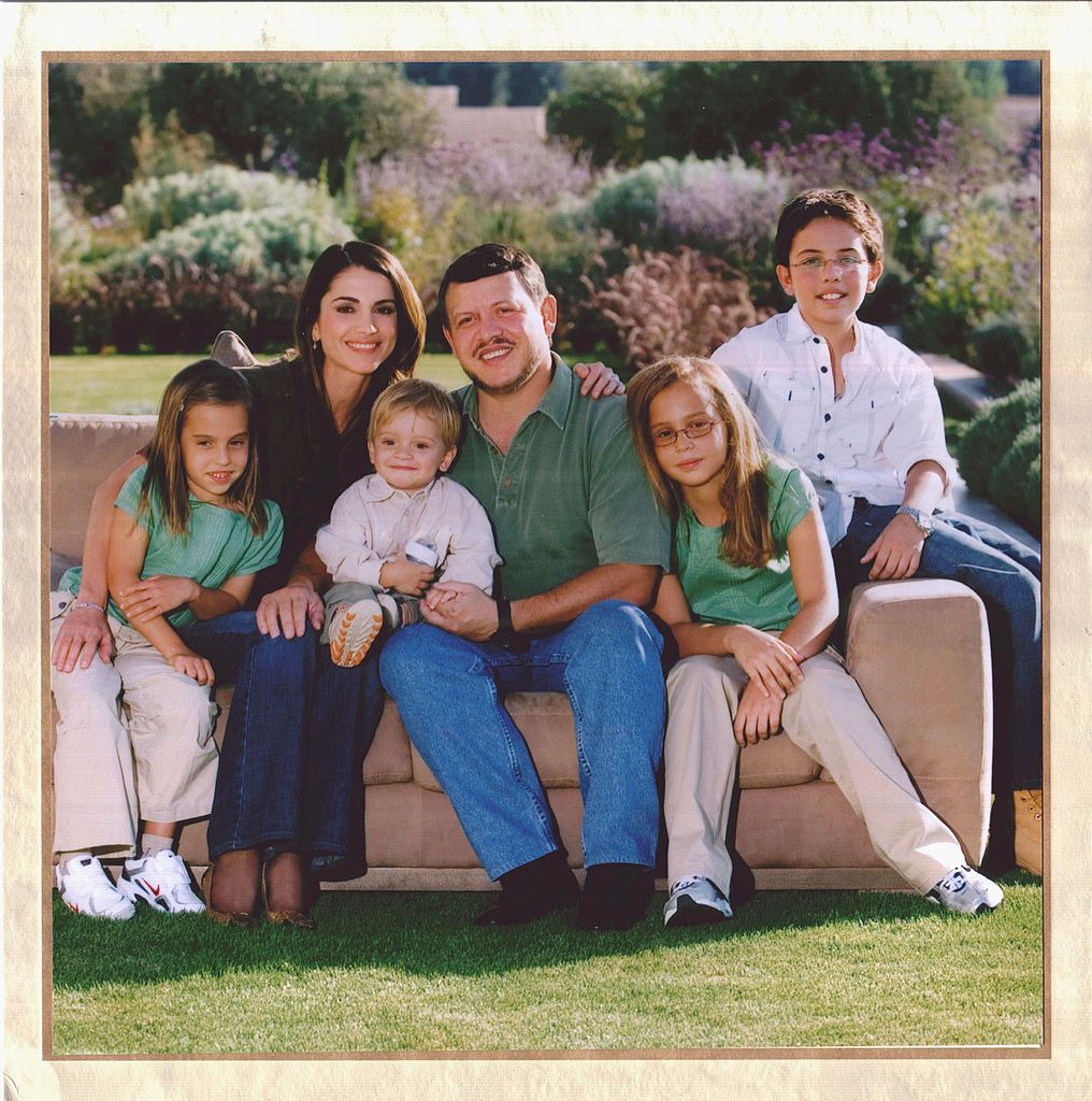 King Abdullah II and Queen Rania with their children Princes Hussein and Hashem and Princesses Iman and Salma for their 2007 New Year card. | Source: Getty Images
