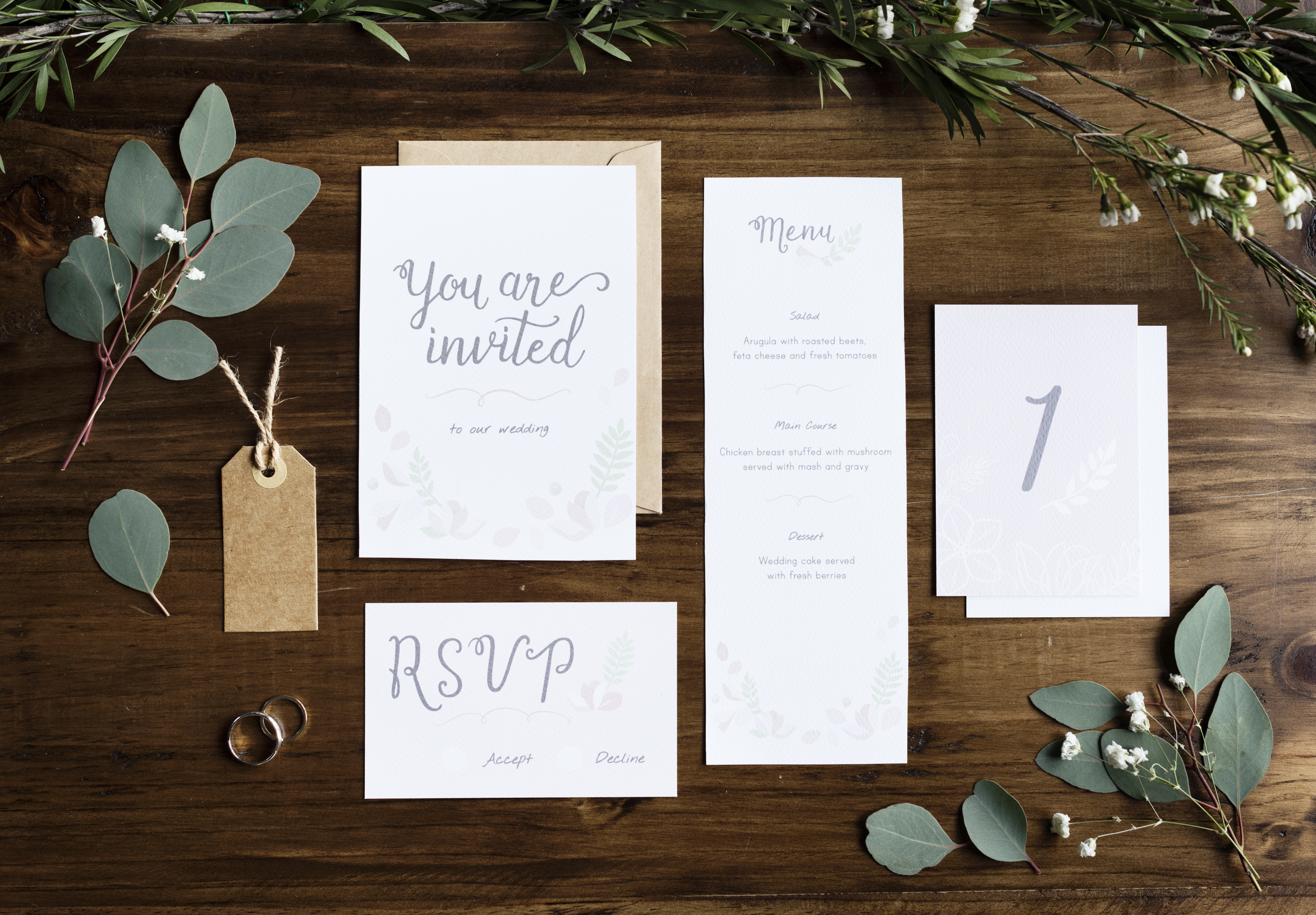 Ein Hochzeitseinladungs-Set | Quelle: Shutterstock