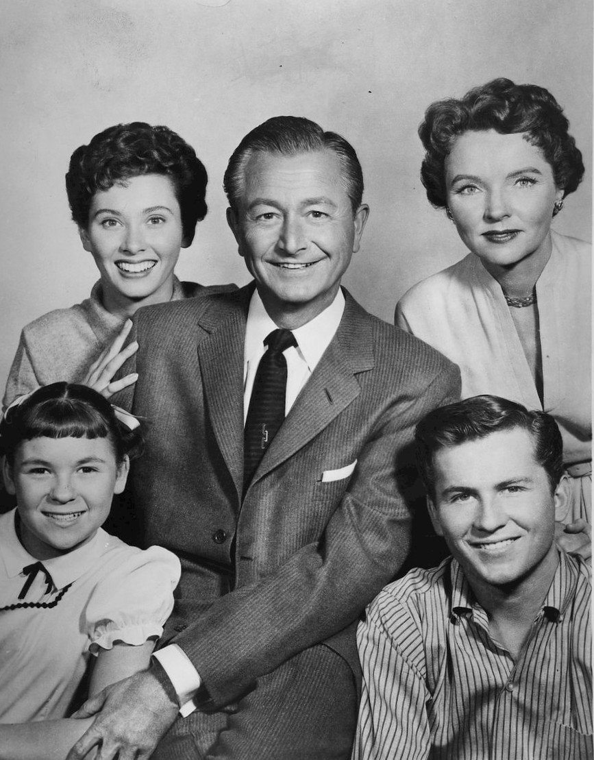 Cast photo of the Anderson family. Top row, from left: Elinor Donahue, Robert Young, Jane Wyatt. Bottom row, from left: Lauren Chapin, Billy Gray. Source: Wikimedia Commons.