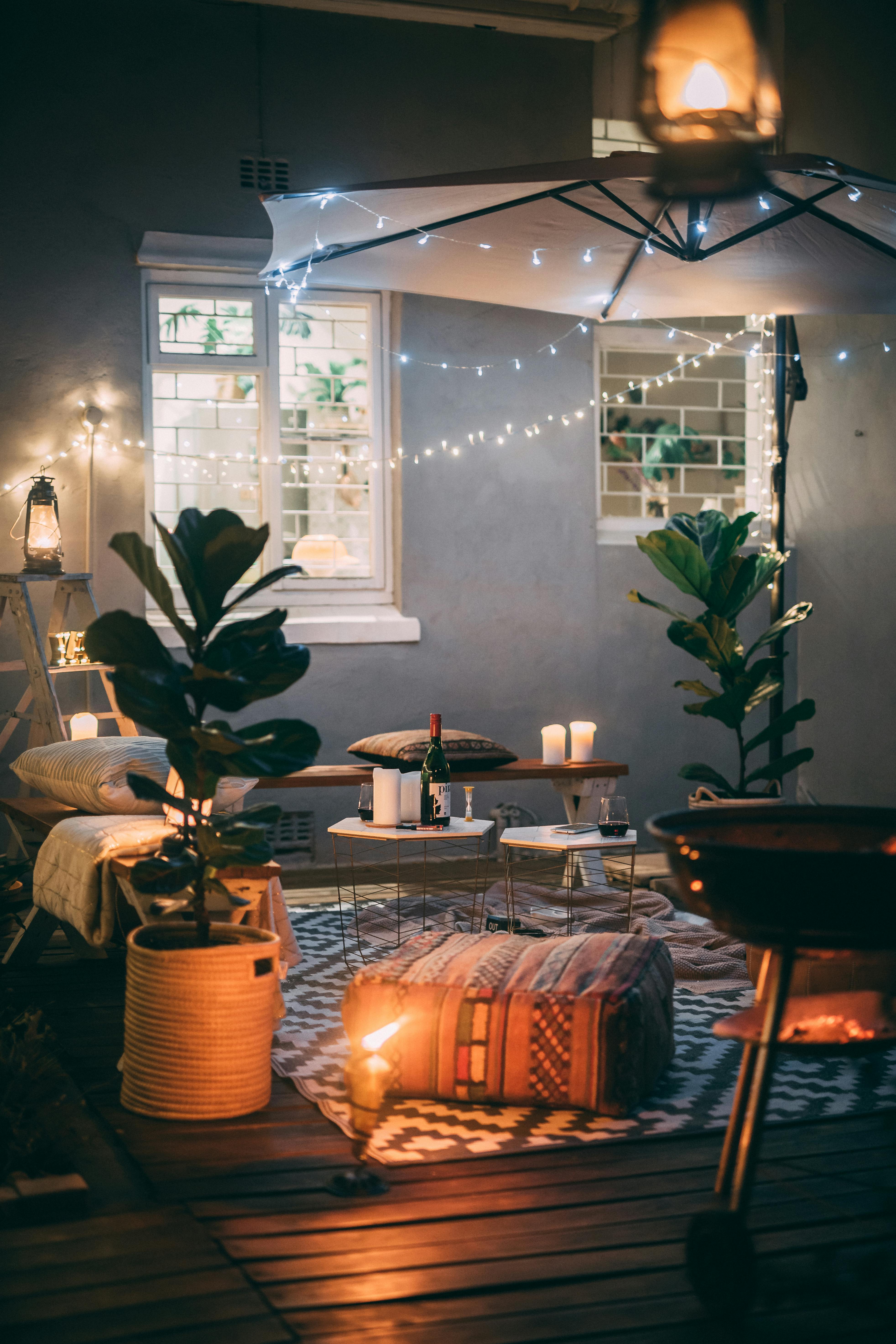 A place decorated with string lights | Source: Pexels