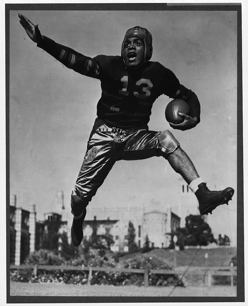 Kenny Washington leaped high into the air with a football on January 01, 1930 | Photo: Getty Images