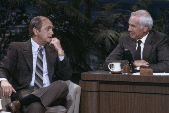  Comedian Bob Newhart during an interview with host Johnny | Photo: Getty Images