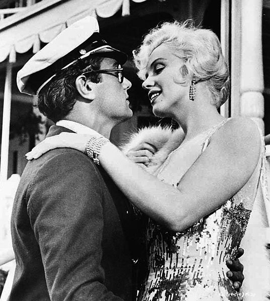 Marilyn Monroe and Tony Curtis in a promotional image for the 1959 film "Some Like it Hot" | Source: Wikimedia Commons/ Public Domain