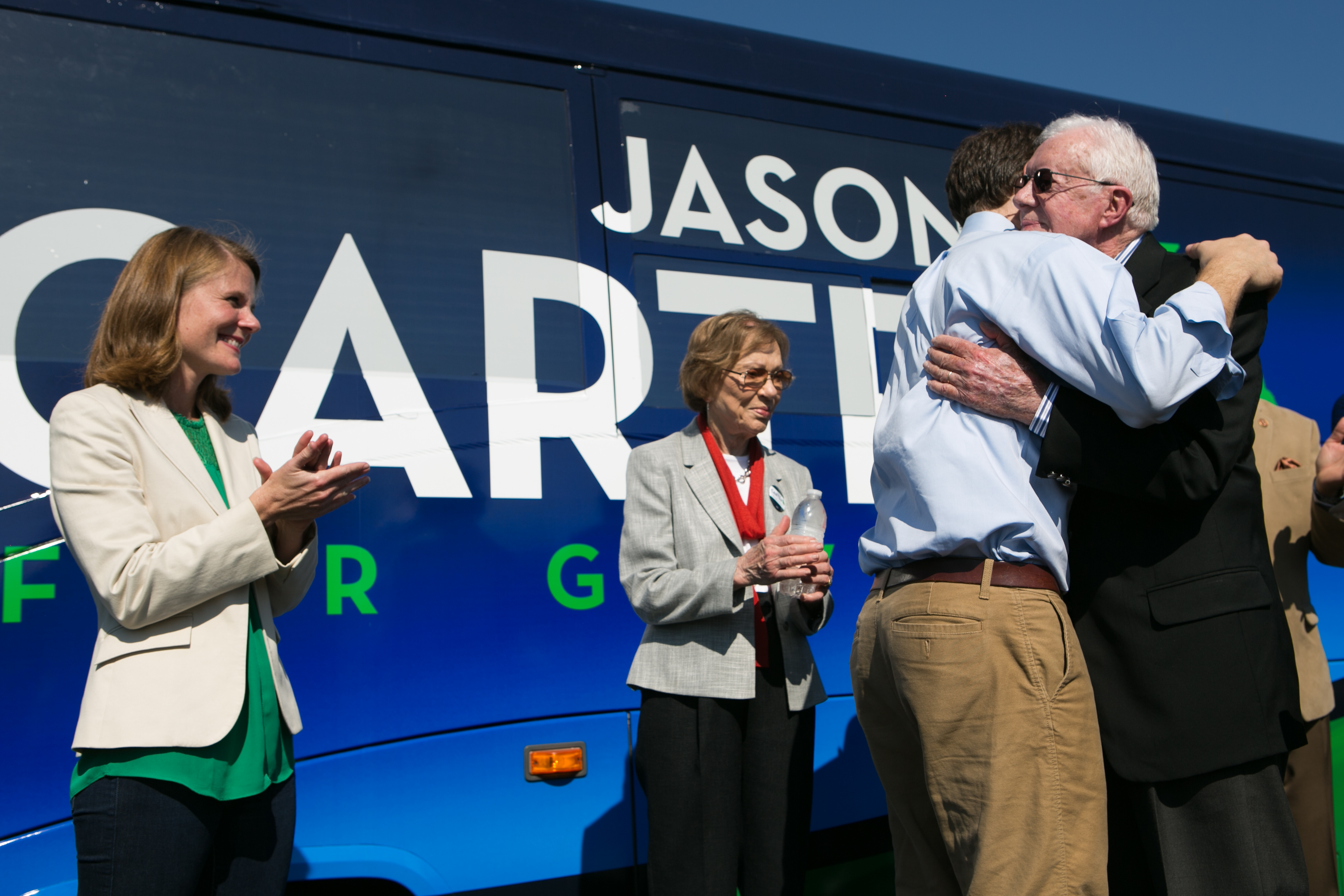 Kate and Rosalynn Carter watching Jason hug his grandfather, Jimmy, on stage in Georgia on October 27, 2014. | Source: Getty Images