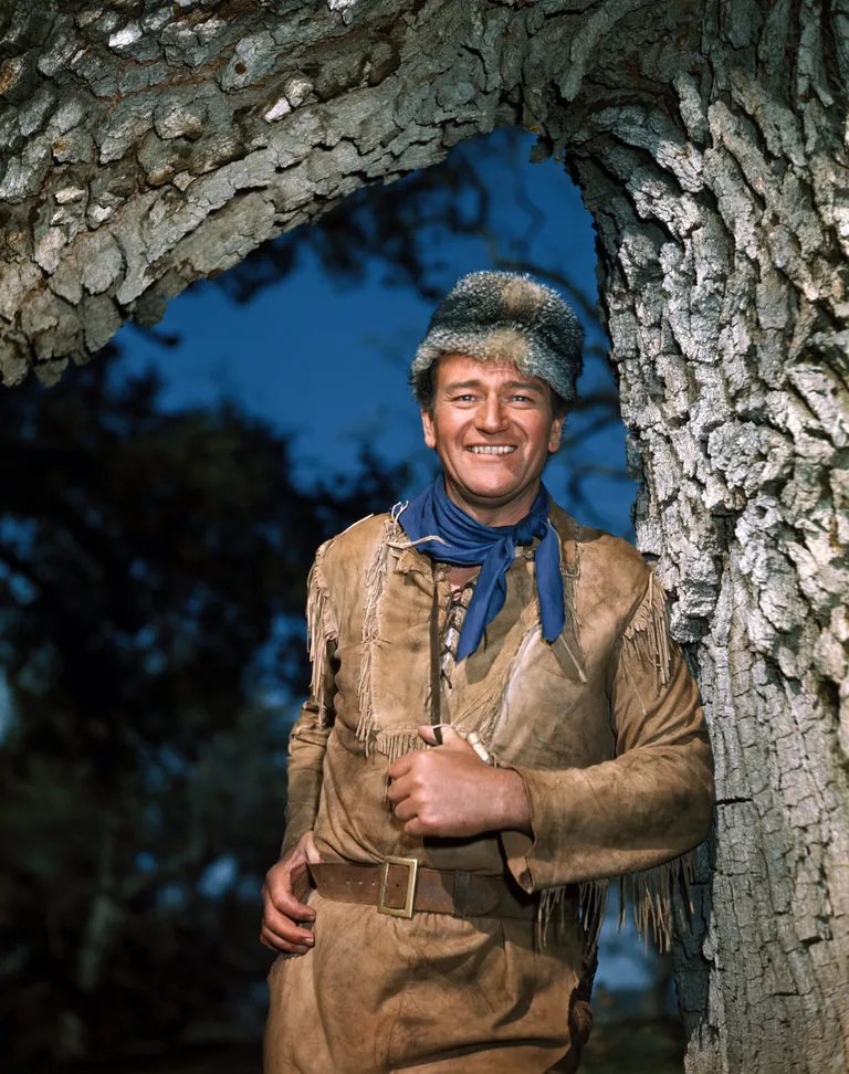 Der amerikanische Schauspieler John Wayne am Set von "The Fighting Kentuckian". | Quelle: Getty Images