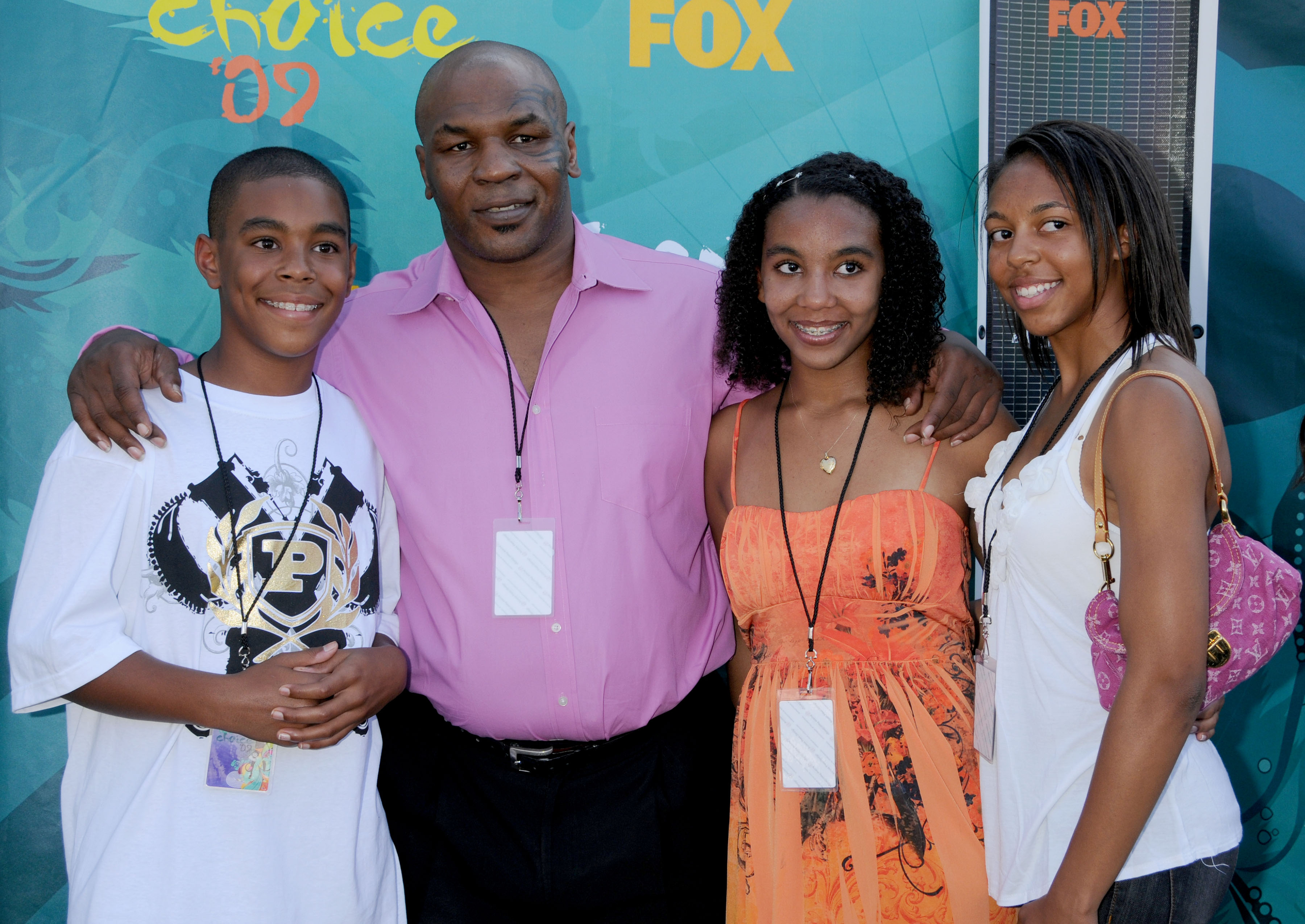 Mike Tyson and his family arriving at The Teen Choice Awards 2009, which took place at the Universal Amphitheater in Universal City, California, on August 9, 2009 | Source: Getty Images