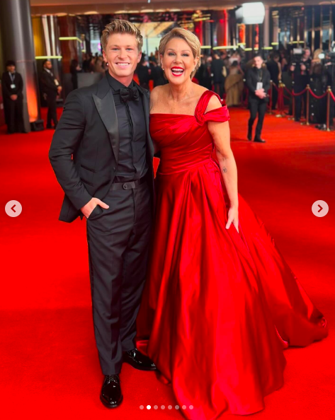 Steve Irwin and Julia Morris posing for a picture at the Logie Awards, posted on August 19, 2024 | Source: Instagram/robertirwinphotography