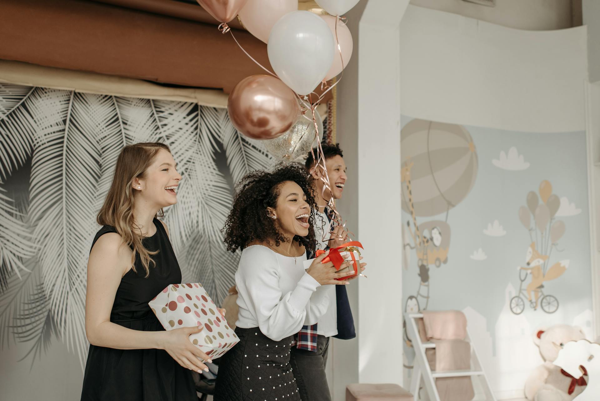 Youngsters singing happy birthday while holding gifts and balloons | Source: Pexels