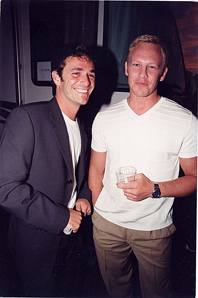 Luke Perry & Ian Ziering at the 1999 Teen Choice Awards in Los Angeles September 10, 1999 | Photo: Getty images